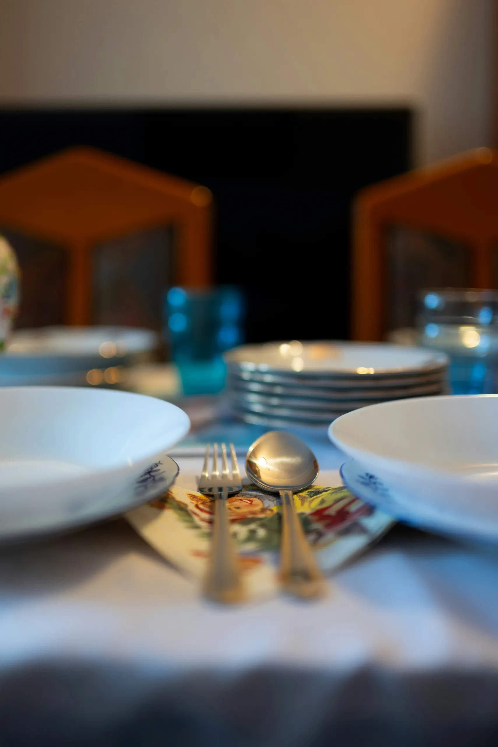 Elegancko nakryty stół weselny z porcelaną i złotymi sztućcami